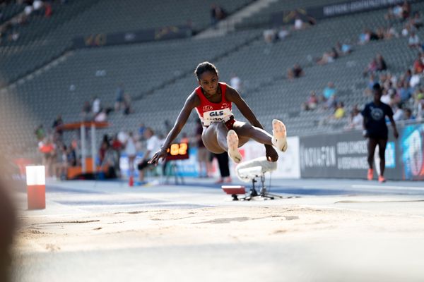 Maryse Luzolo (Koenigsteiner LV) im Weitsprung waehrend der deutschen Leichtathletik-Meisterschaften im Olympiastadion am 26.06.2022 in Berlin